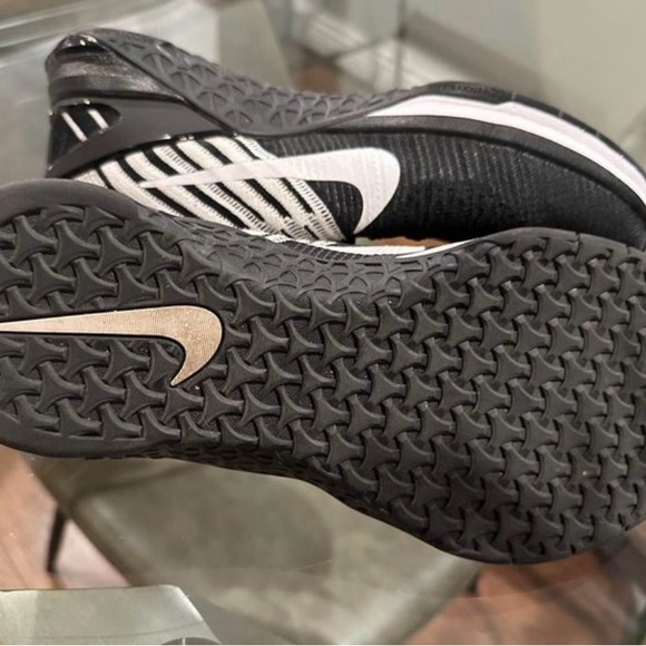 Women’s Black and White Metcon Size 8 - Picture 3 of 5